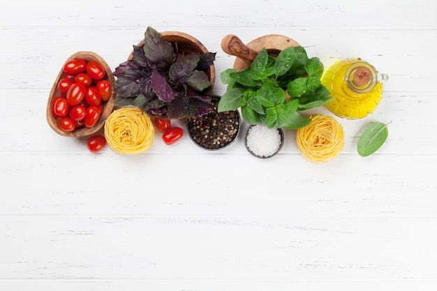 farebný stôl s ingredienciami a kuchárskymi nástrojmi